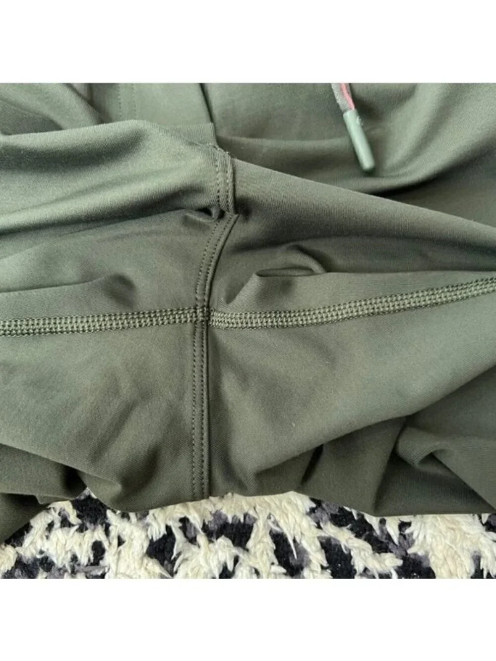Lululemon stretchy pants in forest green Size 6 G50